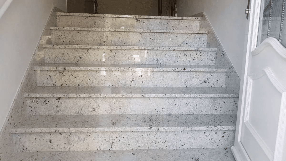 Les escaliers de maison en granite et carrelage : Un mariage de robustesse et d’élégance