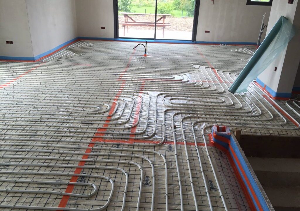 Chauffage par le sol : système humide ou sec ?