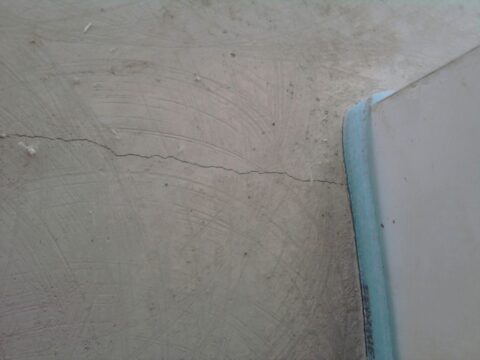 Chape qui fissure au séchage : que faire ?