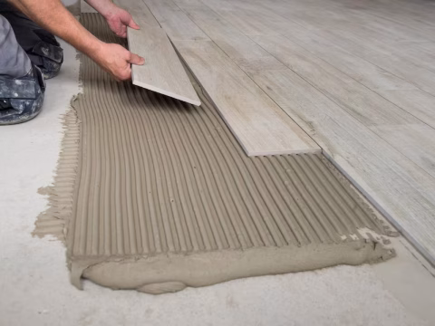 Quelle chape choisir pour rattraper un sol irrégulier ?