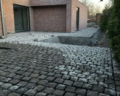 Pose de pierres pour un chantier à Celles
