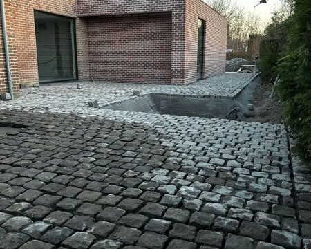 Pose de pierres pour un chantier à Celles