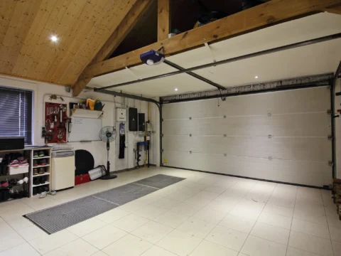 Quand changer l’isolation des combles ? Durée de vie, signes d’usure et conseils