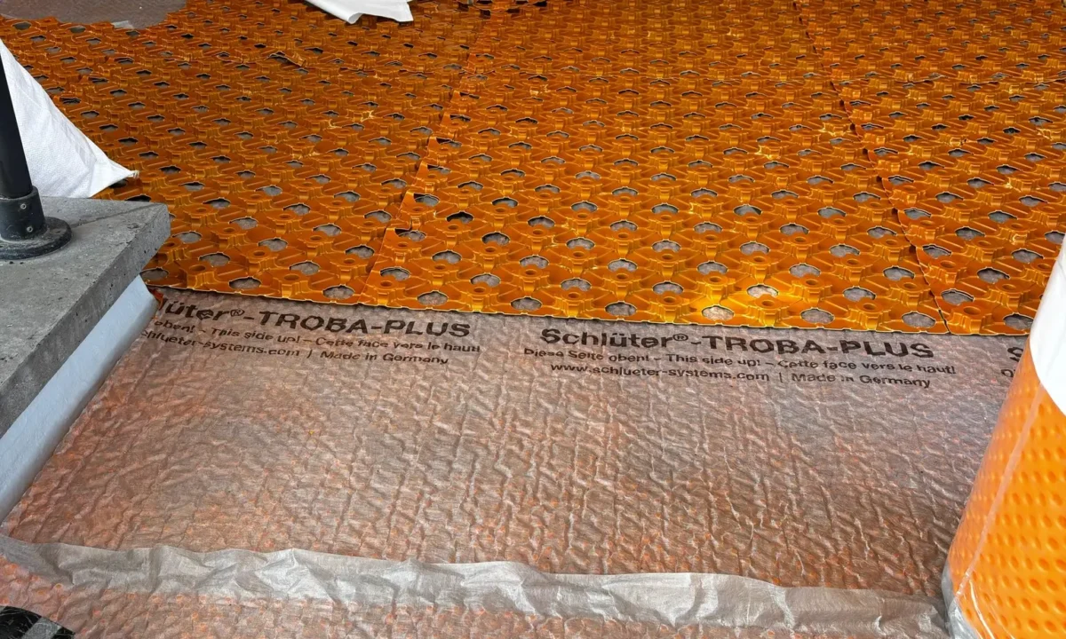 Nouveau chantier terminé à 1800 Vilvorde ! – Chape extérieure sur système de drainage Schluter® TROBA-PLUS