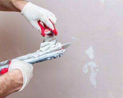 Comment choisir un enduit de plafonnage adapté pour une maison en Belgique ?