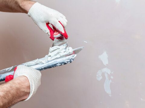 Comment choisir un enduit de plafonnage adapté pour une maison en Belgique ?