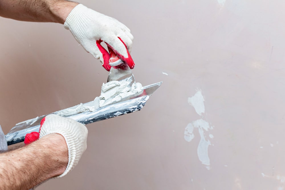 Comment choisir un enduit de plafonnage adapté pour une maison en Belgique ?