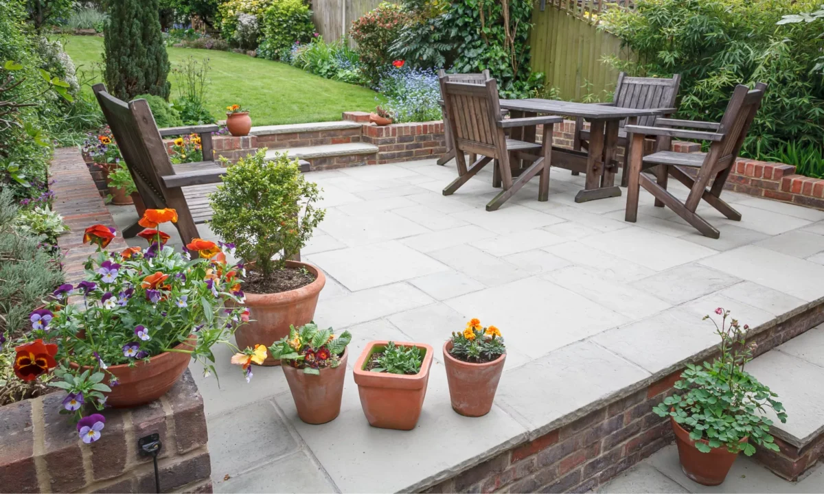 Comment construire une terrasse pour votre maison ? Étapes, matériaux et conseils