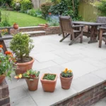 Comment construire une terrasse pour votre maison ? Étapes, matériaux et conseils