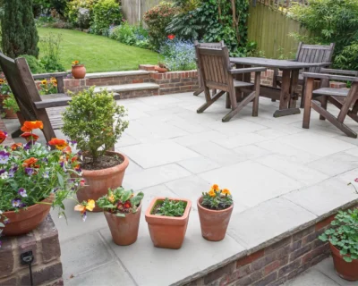 Comment construire une terrasse pour votre maison ? Étapes, matériaux et conseils