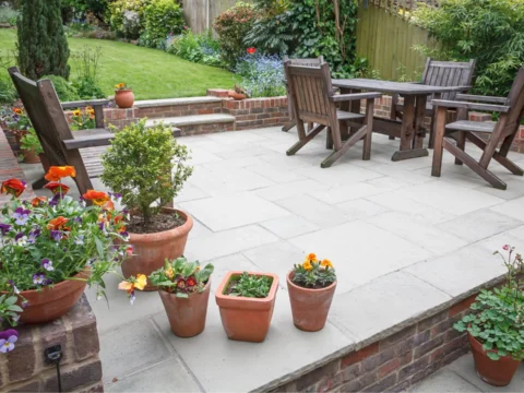 Comment construire une terrasse pour votre maison ? Étapes, matériaux et conseils